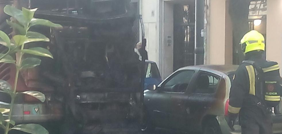 Un autobús de la EMT se quema en pleno centro de Valencia