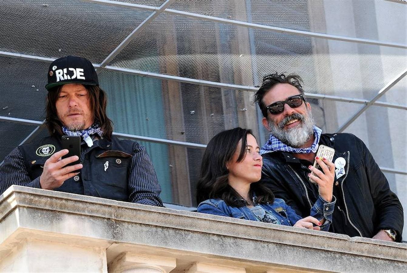 Fotos de la visita de los actores de Daryl y Negan, de 'Walking Dead', a Valencia en Fallas