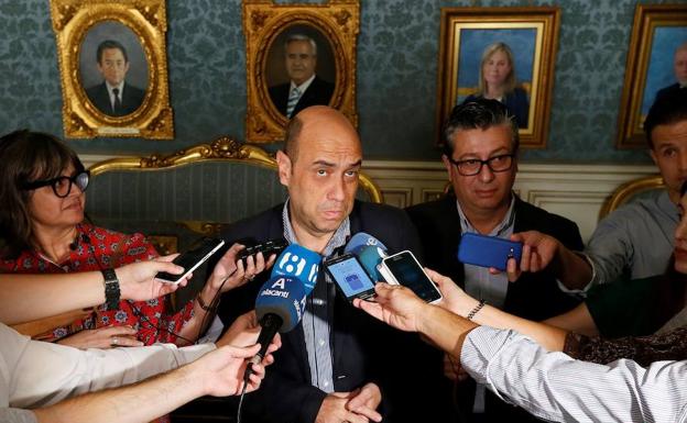 Gabriel Echávarri no dimite y asume en solitario la alcaldía de Alicante