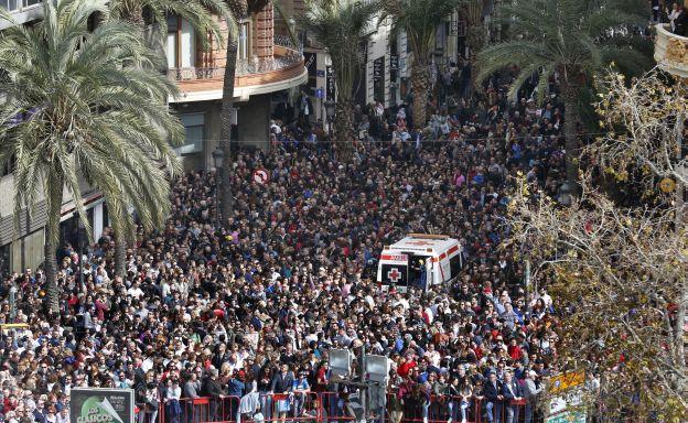 Policías locales, bomberos y pirotécnicos apoyan el control del aforo en las mascletaes