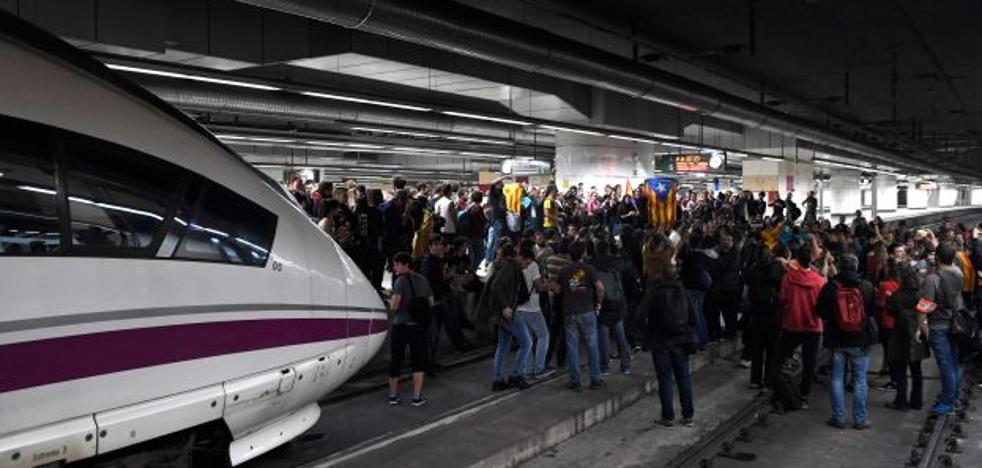 Dos trenes con origen y destino Valencia, detenidos en la estación de Barcelona por los piquetes