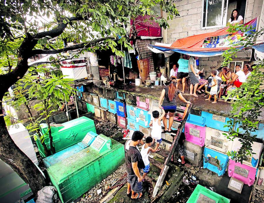 Fotos de la gente que vive en los cementerios de Manila