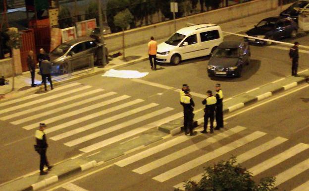 Un hombre dispara a su expareja y luego se suicida frente a un colegio en Elda