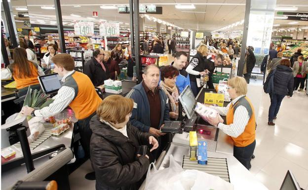 Mercadona capta uno de cada cuatro euros que gastan los consumidores españoles