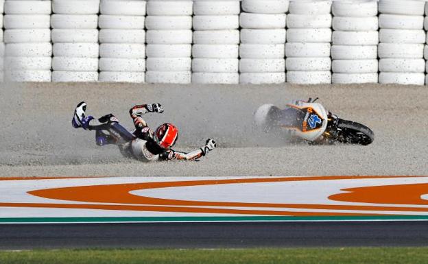 Joan Mir se va por los suelos en los entrenamientos libres de Moto 3 en Cheste