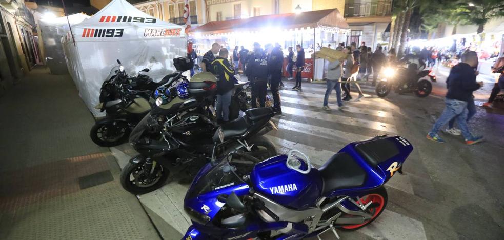Miles de personas disfrutan en las calles de Cheste de la fiesta de las motos
