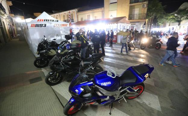 Miles de personas disfrutan en las calles de Cheste de la fiesta de las motos