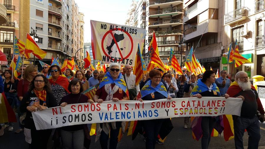 Miles de personas participan en la manifestación contra los països catalans en Valencia