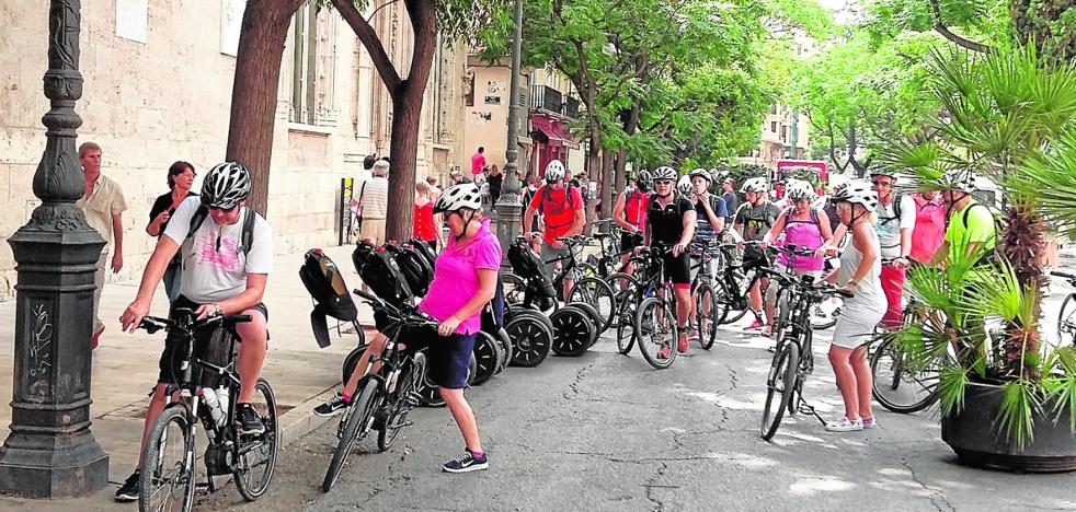 Las multas a automovilistas se disparan en Valencia mientras se reducen las de ciclistas