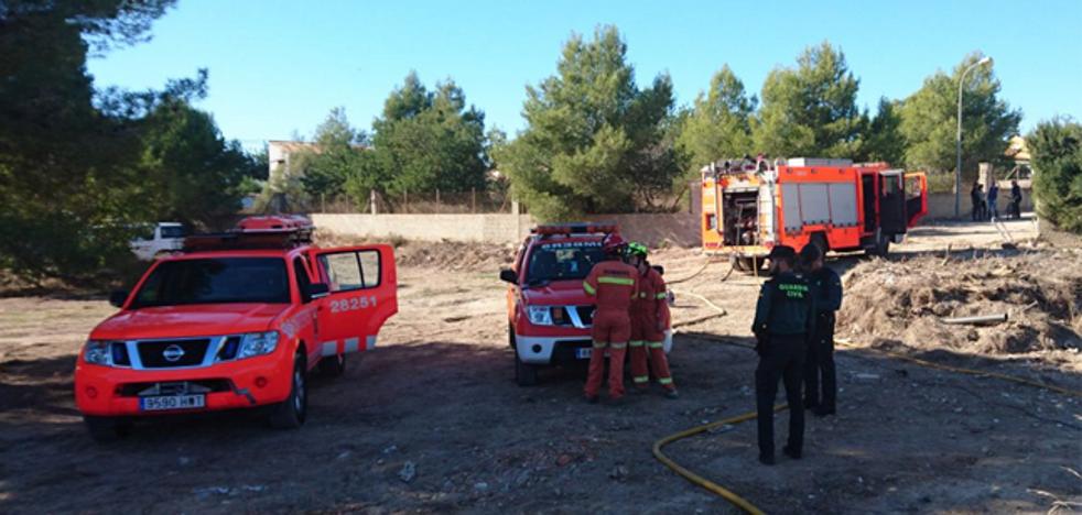 Varios chalés desalojados por un incendio en Riba-roja