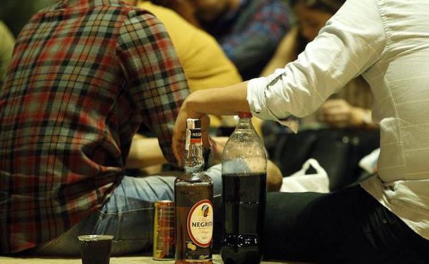 El botellón se esconde en el cauce