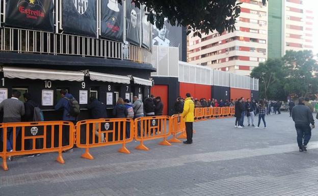 Colas en Mestalla para el Valencia-Barcelona