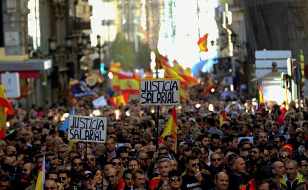 Miles de policías y guardias civiles toman las calles de Madrid para exigir igualdad salarial