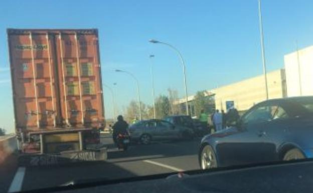 Dos carriles cortados y 5 kilómetros de cola por un accidente en la V-30