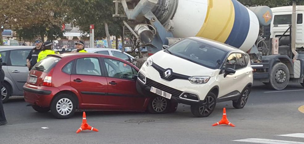 Un coche acaba empotrado encima de otro tras un accidente en la avenida Tres Cruces de Valencia