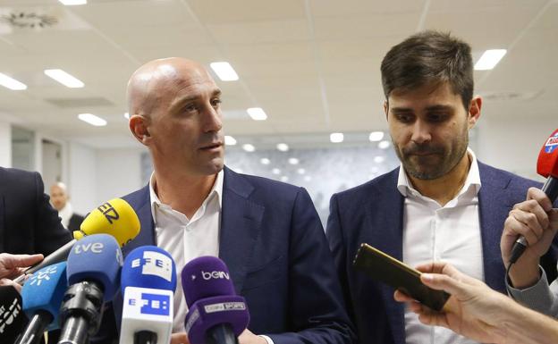 Rubiales dimite para suplir a Villar en la Federación