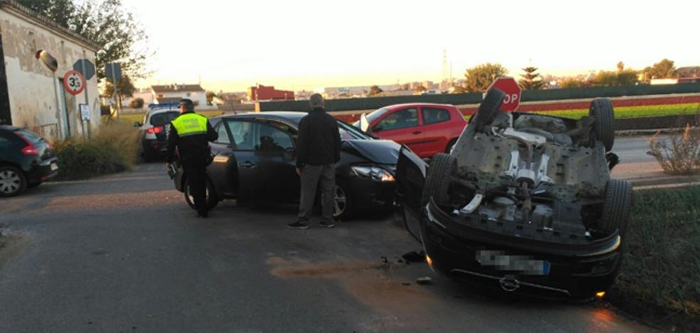 Un coche vuelca en un accidente en Alboraya