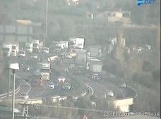 Un accidente en el bypass provoca atascos de 7 kilómetros en la A-7 y afecta a la V-30
