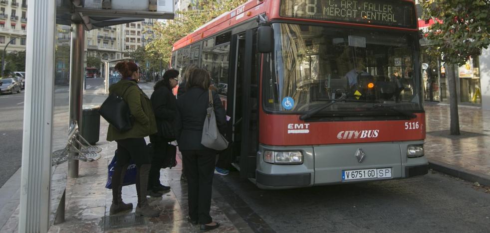 La EMT expedienta a tres sindicalistas por informar a la plantilla