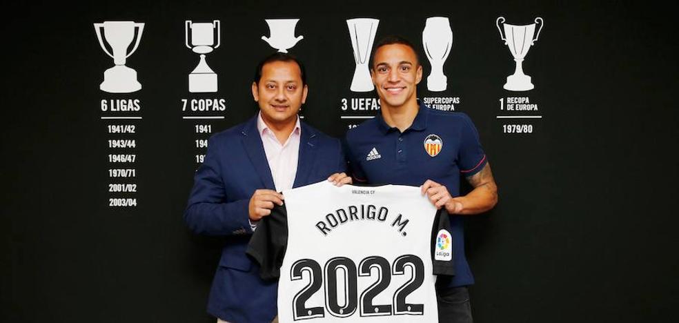 Rodrigo renueva con el Valencia CF hasta 2022