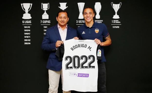 Rodrigo renueva con el Valencia CF hasta 2022