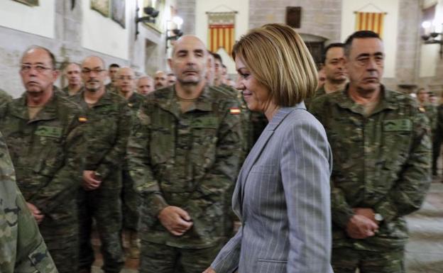 Cospedal recuerda al Ejército que el separatismo es una amenaza para España