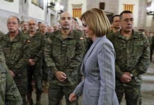 Cospedal recuerda al Ejército que el separatismo es una amenaza para España