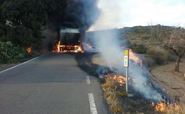 Un camión en llamas obliga a cortar la carretera CV-130