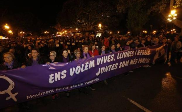 Miles de valencianos se manifiestan contra la violencia machista