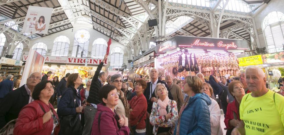 Los turistas toman el Mercado Central