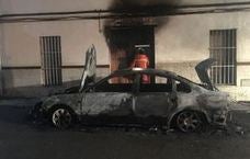 El incendio de un coche en Moixent calcina la fachada de una casa