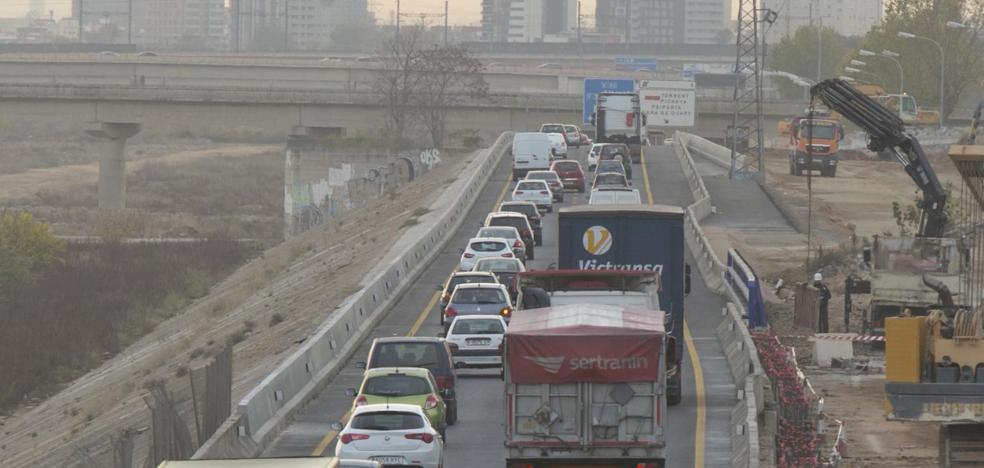 Los colapsos en los accesos a Valencia se agudizan por las obras de mejora pendientes