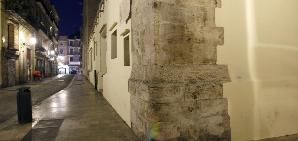 Aparecen pintadas en la Lonja y varias esquinas históricas del barrio del Carmen