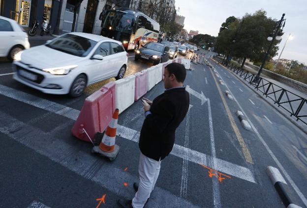 Los atascos vuelven a adueñarse de la marginal del cauce ahora por unas catas