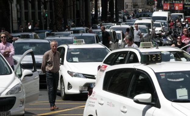 Hoy, 20 horas de huelga de taxis en Valencia