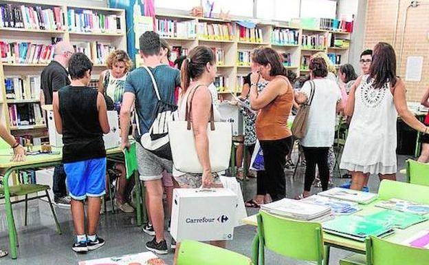 Colegios piden dinero a los padres por los libros pese a la gratuidad de Xarxallibres