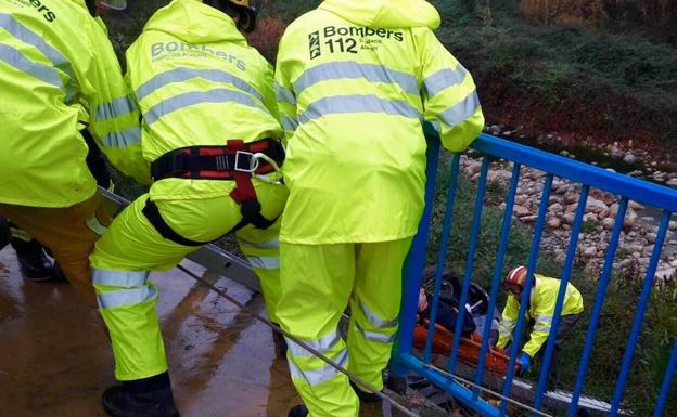 Los bomberos sacan del río Gorgos a un conductor que cayó al cauce en Xaló