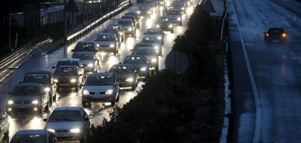 Lluvia, obras y accidentes colapsan los accesos con 20 kilómetros de colas en Valencia