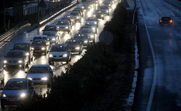 Lluvia, obras y accidentes colapsan los accesos con 20 kilómetros de colas en Valencia