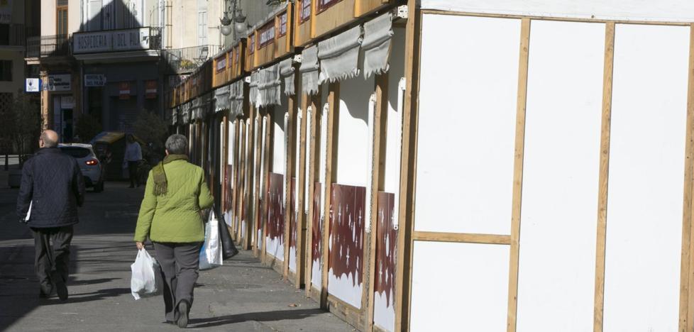 Los comerciantes critican que el mercadillo junto a la Lonja tape los escaparates