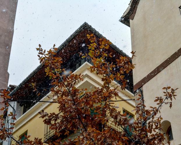 El viento azota Valencia y llegan los primeros copos de nieve al interior