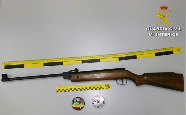 Dispara a los viandantes desde su casa en Santa Pola y hiere a una mujer y una niña