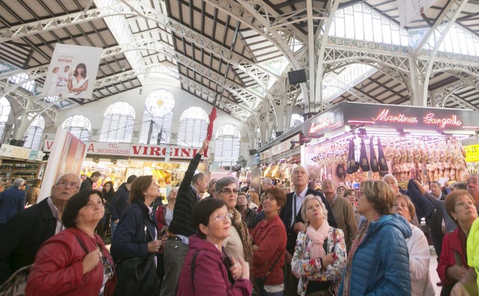 Los turistas toman el Mercado Central