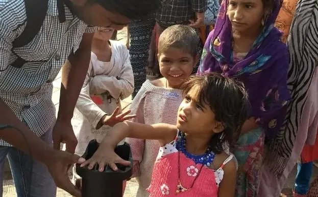 Leer las venas de la mano para identificar a los niños de India
