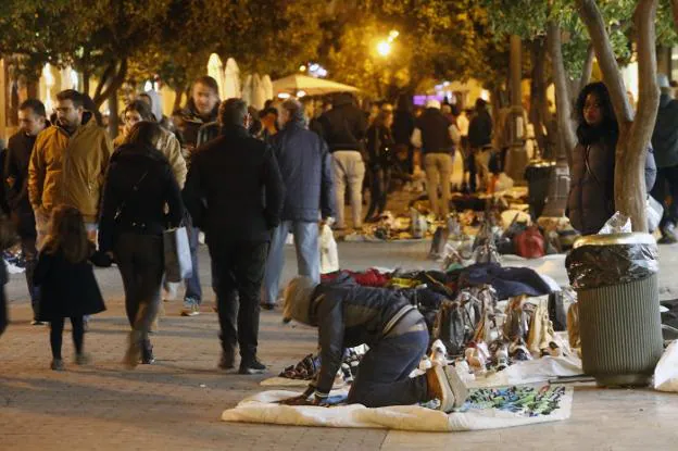 Comerciantes proponen una brigada policial permanente contra manteros en Valencia