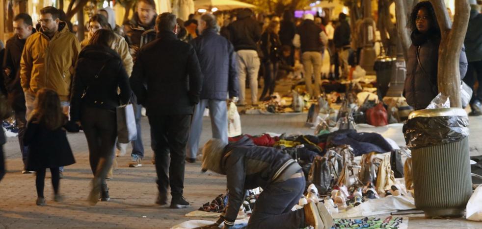 Comerciantes proponen una brigada policial permanente contra manteros en Valencia