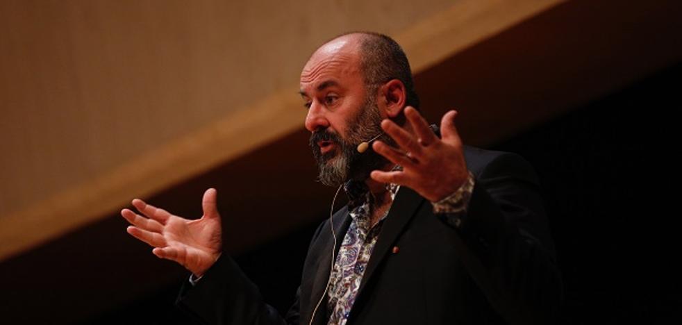 Davide Livermore dimite, carga contra Cultura y alerta del peligro de cierre de Les Arts