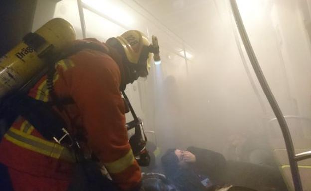 Así se trabaja en el incendio de un tren de Metrovalencia