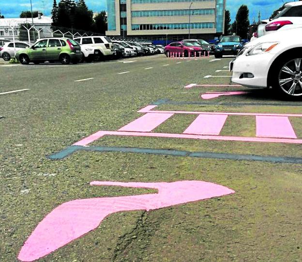 Un parking ruso con un zapato de tacón rosa para señalizar las plazas. / R. C.