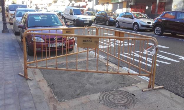 El retraso del arbolado obliga a cubrir de cemento los alcorques del Cabanyal